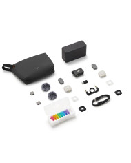 Contenido completo del pack DJI Mic Mini 2S 2TX+1RX con tapas de colores, clips, imanes, protectores y cable TRS 3,5mm