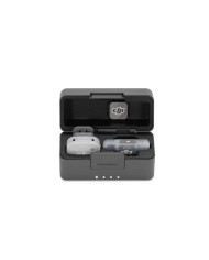 Estuche de carga DJI Mic Mini 2S abierto con transmisor y receptor almacenados listos para usar
