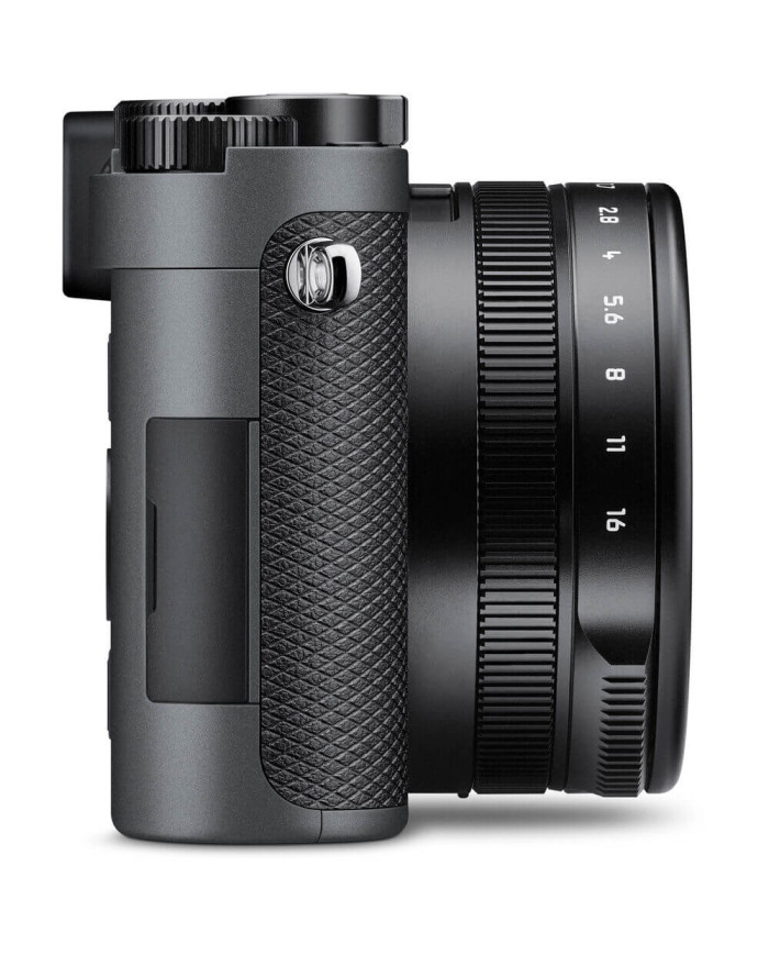 Vista lateral Leica D-Lux 8 Metal Grey con puerto USB-C, salida HDMI tipo D y zapata de accesorios ISO