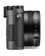 Vista lateral Leica D-Lux 8 Metal Grey con puerto USB-C, salida HDMI tipo D y zapata de accesorios ISO