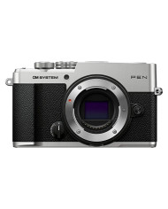 OM SYSTEM PEN cámara mirrorless en plata, vista frontal con montura de objetivo Micro 4/3