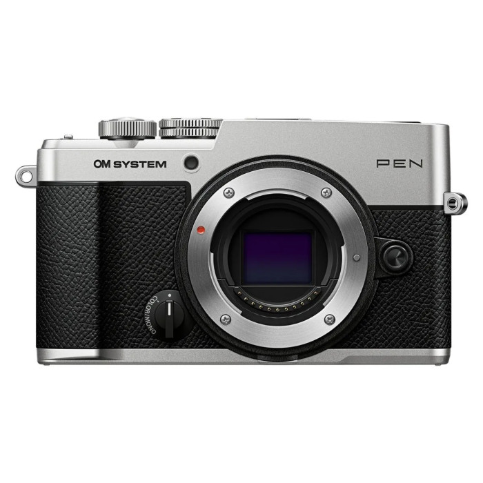 OM SYSTEM PEN cámara mirrorless en plata, vista frontal con montura de objetivo Micro 4/3