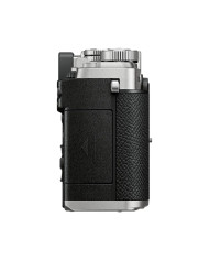 Perfil lateral de la cámara mirrorless OM SYSTEM PEN en plata, diseño clásico tipo telémetro