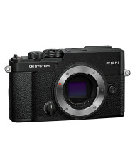 OM SYSTEM PEN cámara mirrorless en negro, vista frontal con visor electrónico integrado
