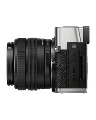Perfil del kit OM SYSTEM PEN en plata con el objetivo zoom M.Zuiko 14-42mm III acoplado