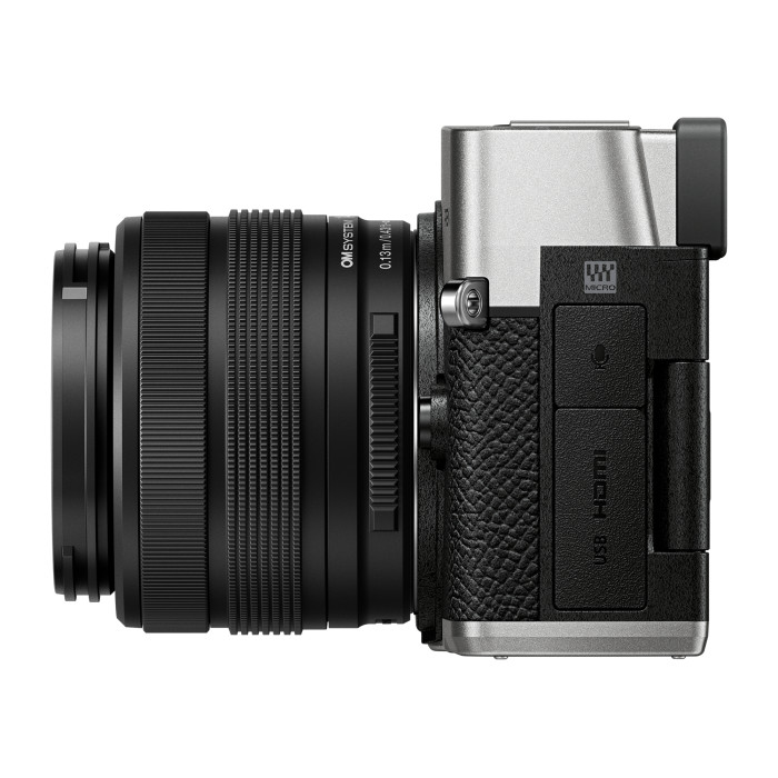 Perfil del kit OM SYSTEM PEN en plata con el objetivo zoom M.Zuiko 14-42mm III acoplado