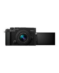 OM SYSTEM PEN negro con pantalla abatida en modo selfie, objetivo 14-42mm III incluido