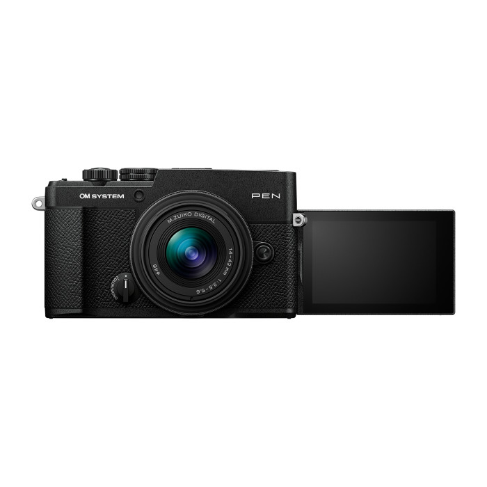 OM SYSTEM PEN negro con pantalla abatida en modo selfie, objetivo 14-42mm III incluido