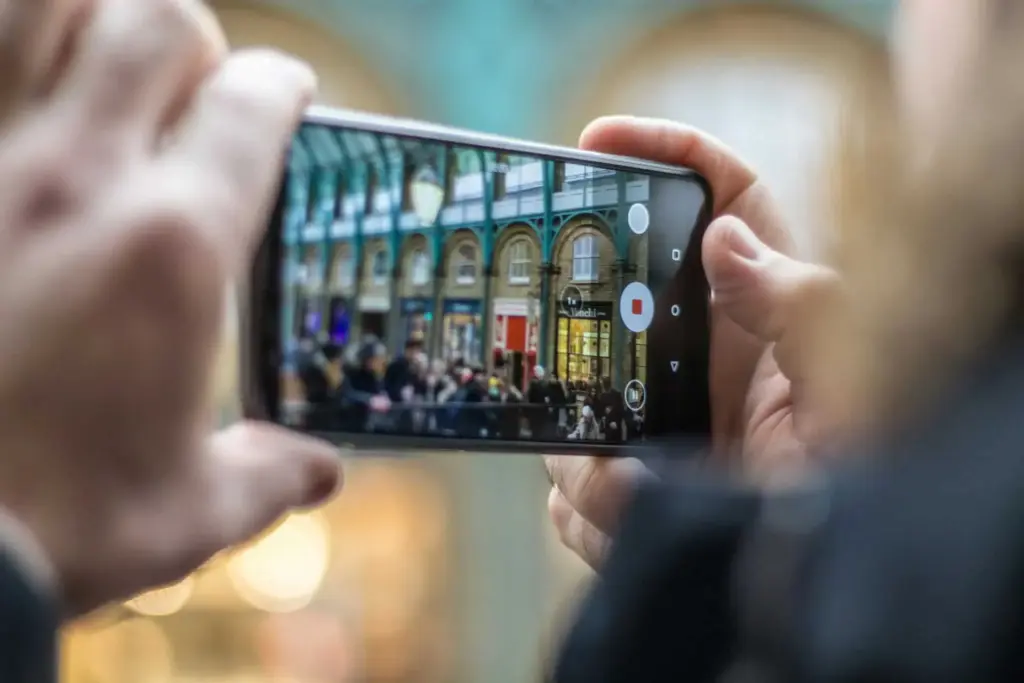 Persona haciendo una foto con su smartphone