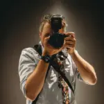 Fotógrafo haciendo una fotograía.