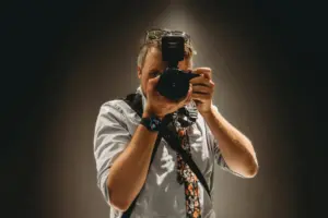 Fotógrafo haciendo una fotograía.