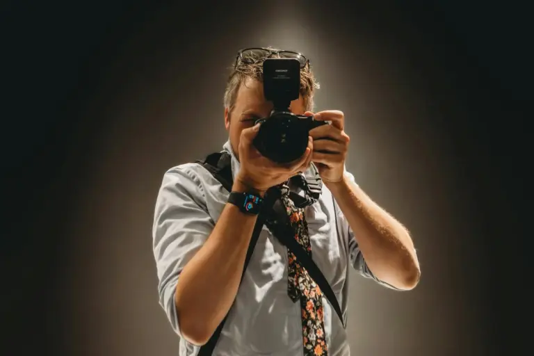 Fotógrafo haciendo una fotograía.