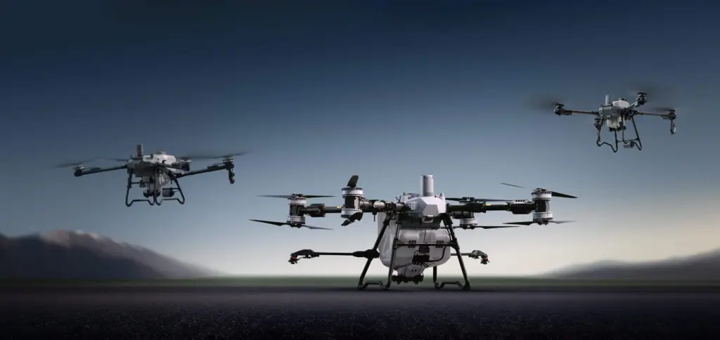 Varios modelos de drones volando.